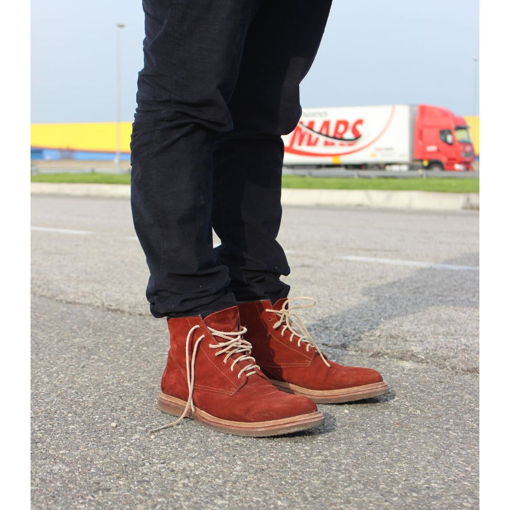BENJAMIN – Rusty boots