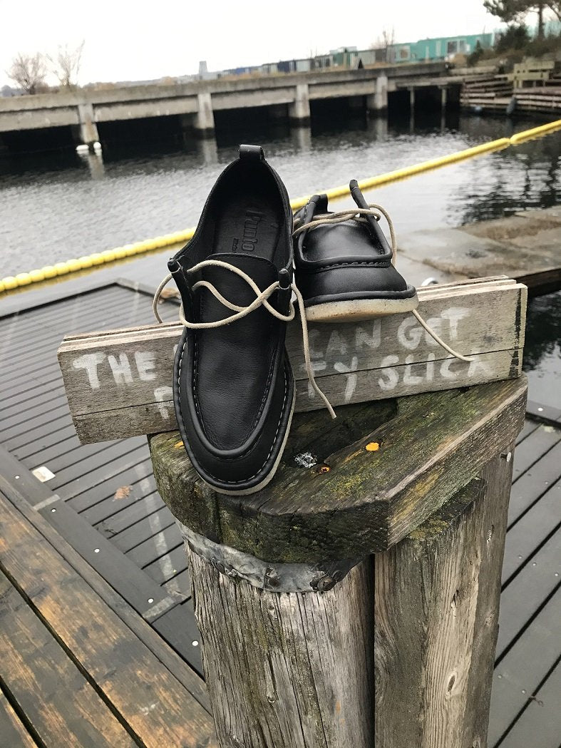 HAND 09 – Crepe shoes